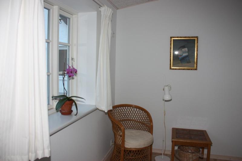 Single Room with Shared Bathroom image 3