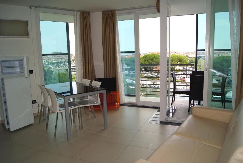 One-Bedroom Suite with Lagoon View image 3