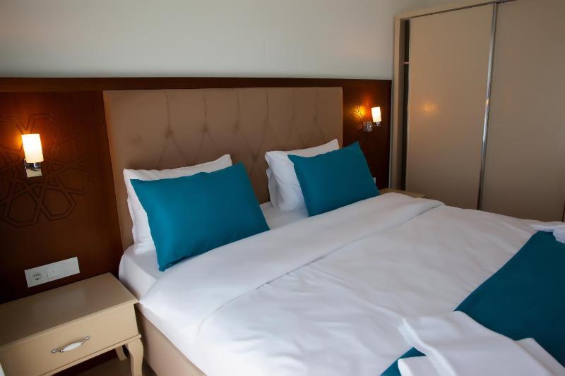 King Suite with Balcony image 3