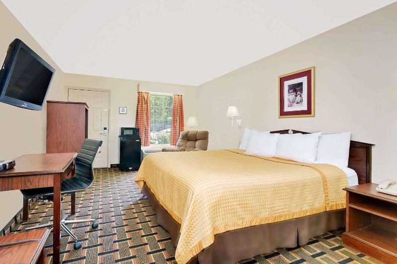 Deluxe King Room - Non-Smoking image 3