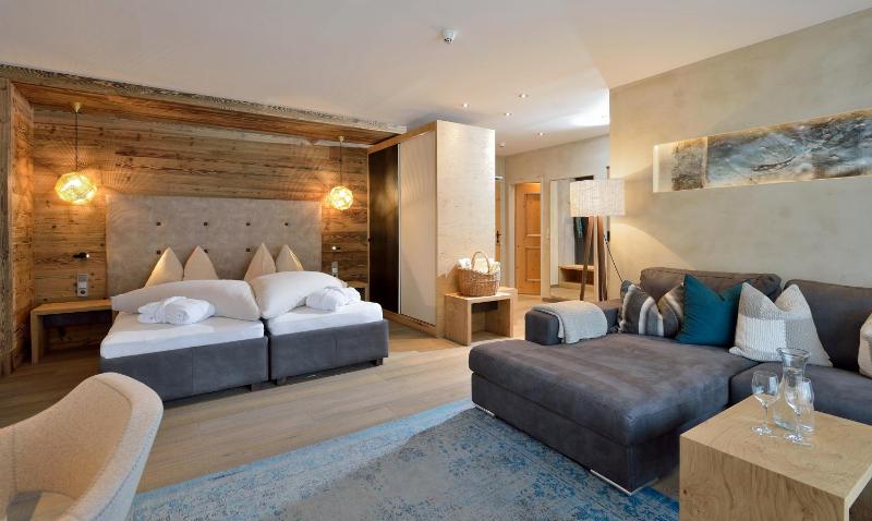 Superior Family Suite (2 Adults + 1 Child) image 1