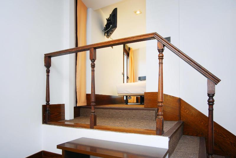 Twin Room with Extra Bed image 3