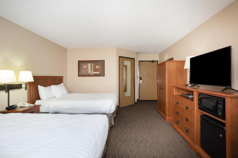 Queen Room with Two Queen Beds - Non-Smoking image 2