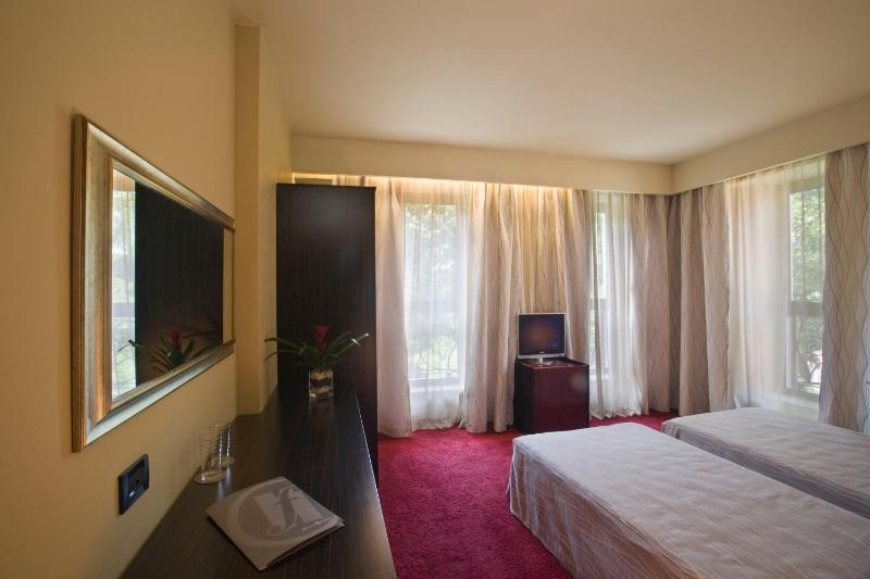 Twin Room with Garden View image 3