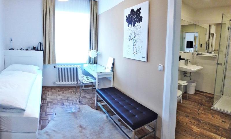 Single Room image 3