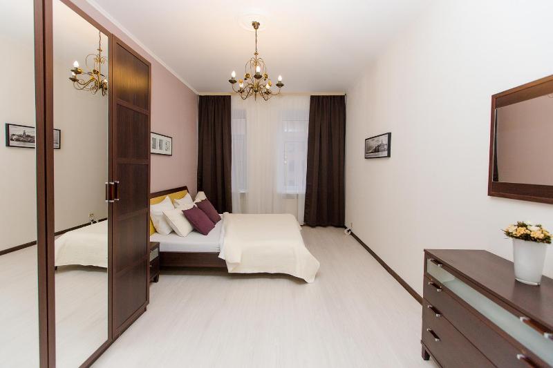Two-Bedroom Apartment Nevsky Prospekt 131 image 3