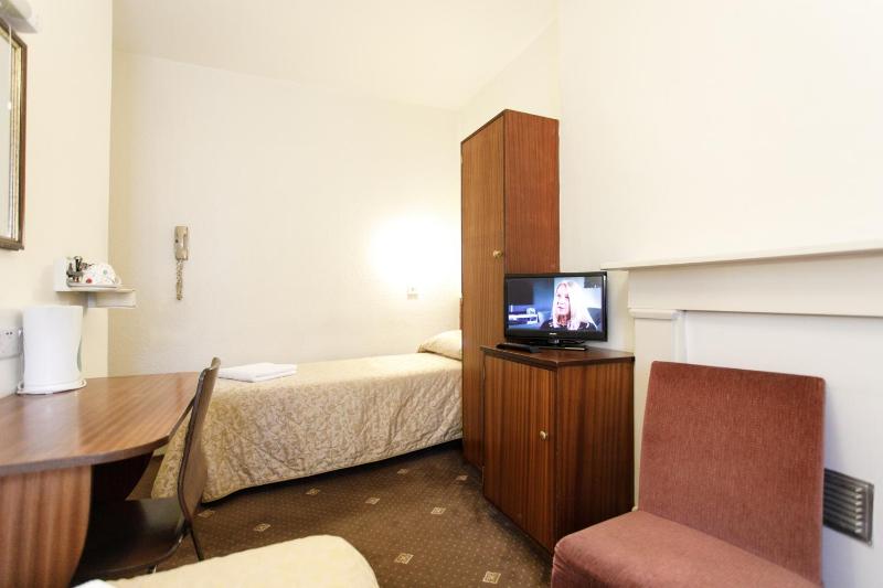 Twin Room with Shared Bathroom image 2