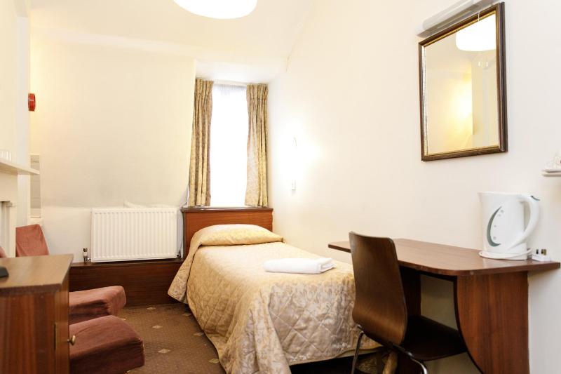 Twin Room with Shared Bathroom image 3