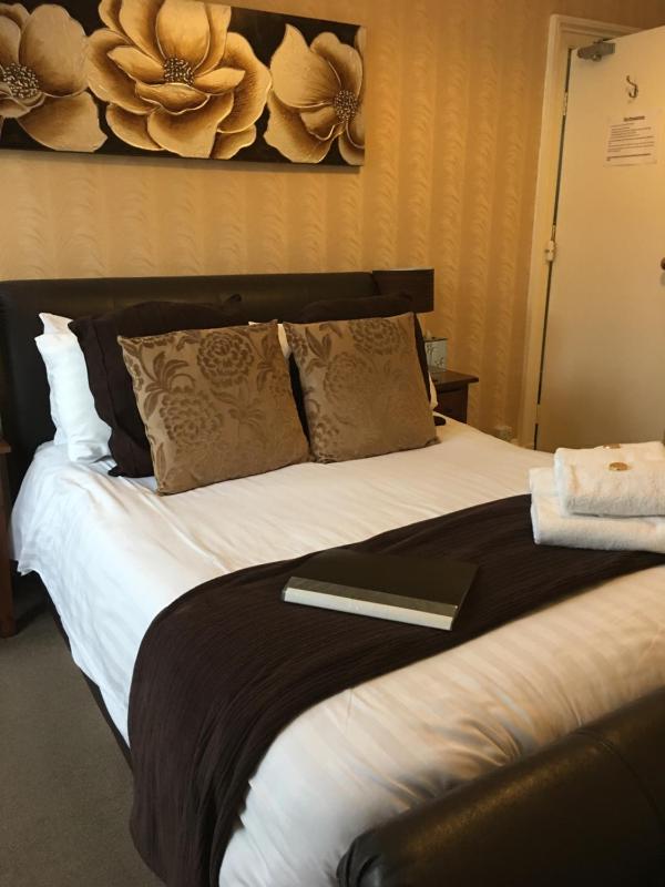 Double Room image 3