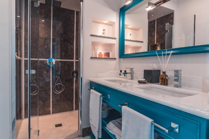 Deluxe Double or Twin Room with Sea View image 3