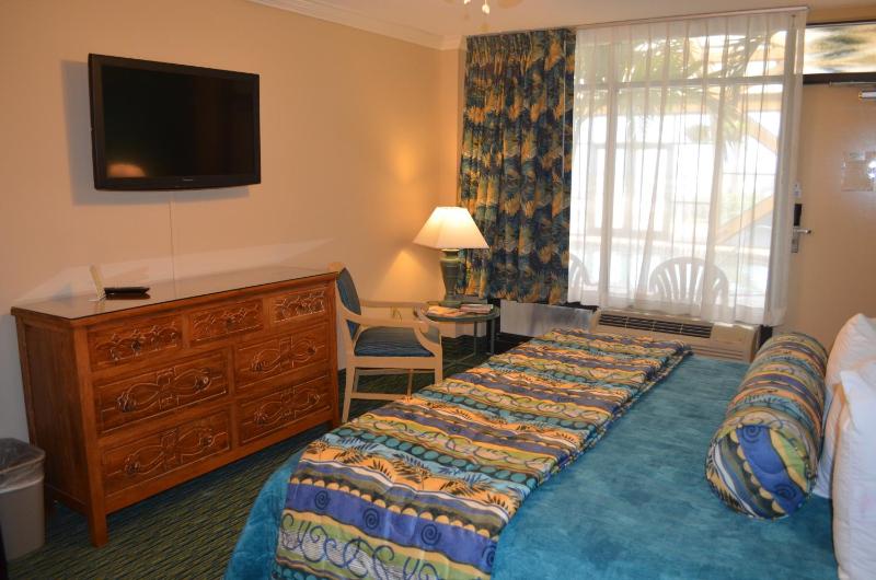 King Room with Pool View - Non-Smoking image 2