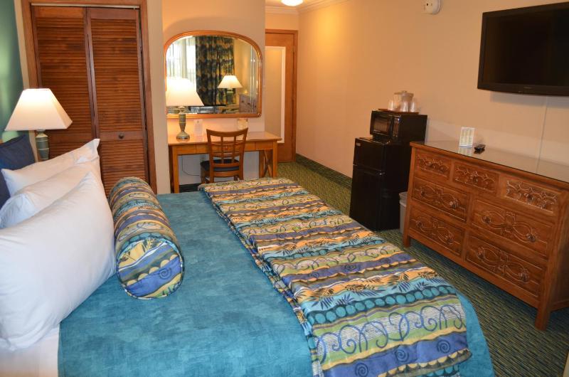 King Room with Pool View - Non-Smoking image 3