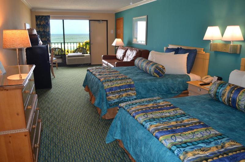 Deluxe Queen Room with Oceanfront View - Non-Smoking image 4