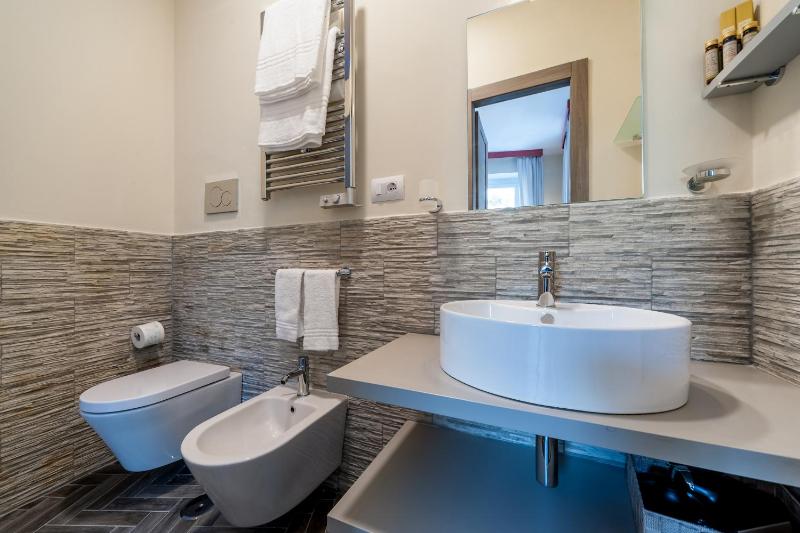 Deluxe King Room image 2