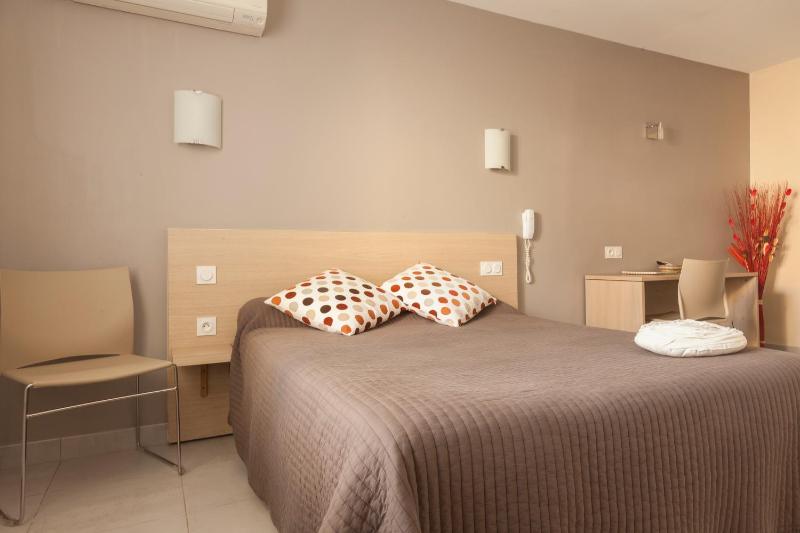 Classic Double Room image 3