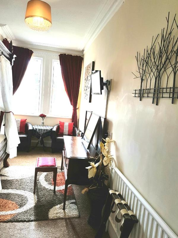 Four Poster Bedroom image 4