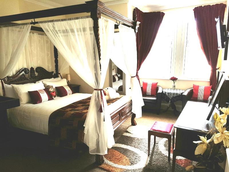 Four Poster Bedroom image 3