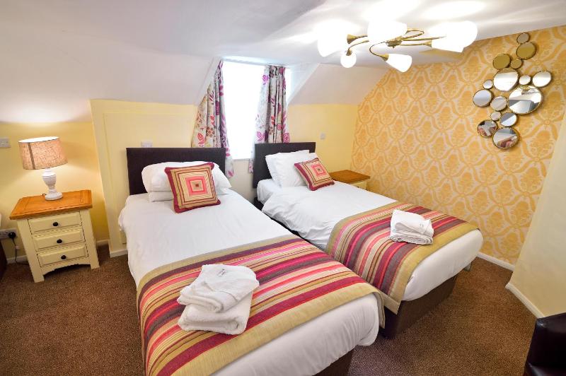 Superior Twin Room image 4