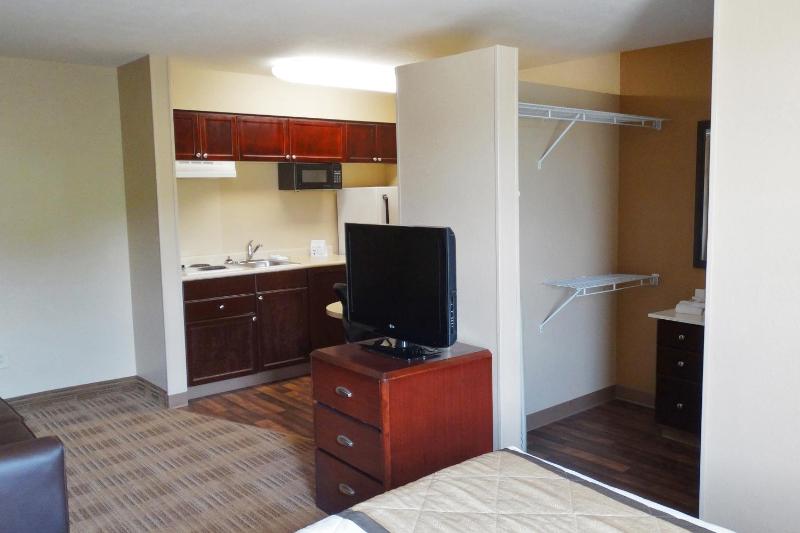Deluxe Studio with 1 Queen Bed - Non-Smoking image 3
