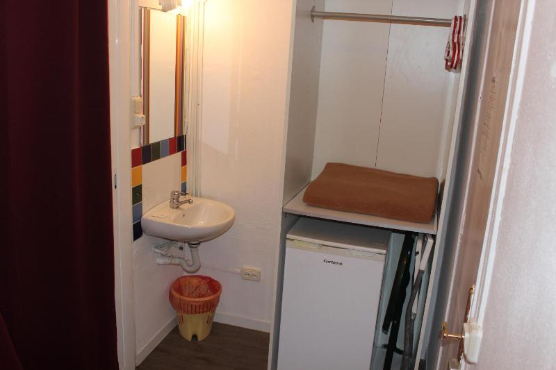 Single Room with Shared Bathroom image 3