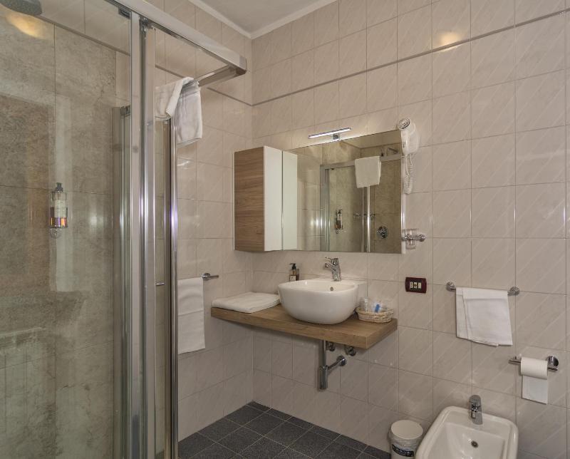 Twin Room image 2