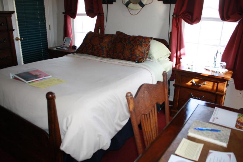 Deluxe Queen Room image 1