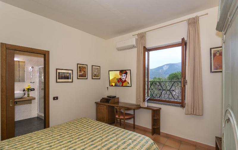 Double Room image 3