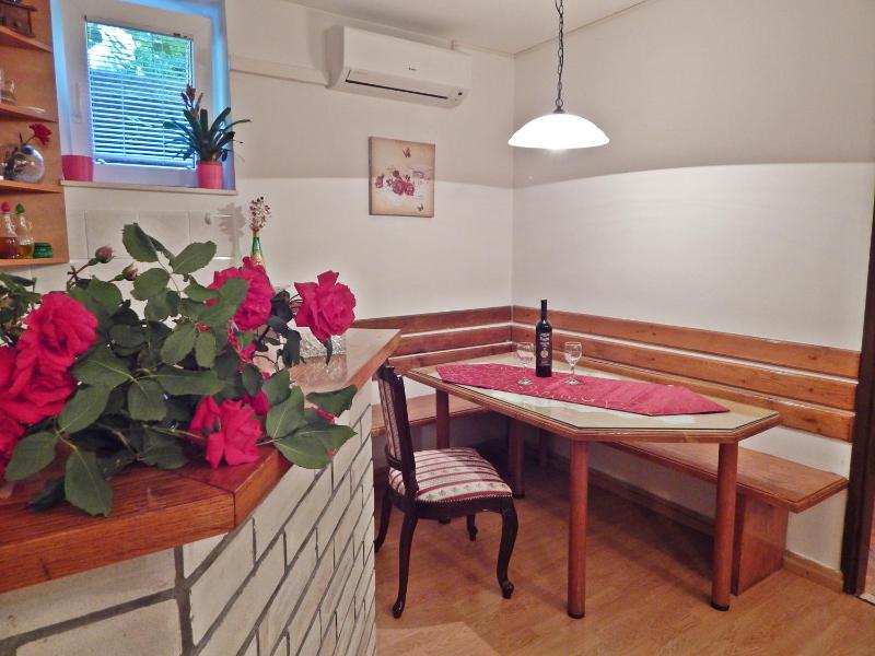 One-Bedroom Apartment with Garden - Ground Floor image 3
