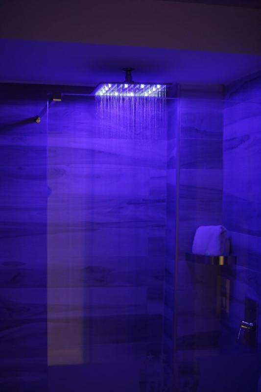 Superior Triple Room image 4