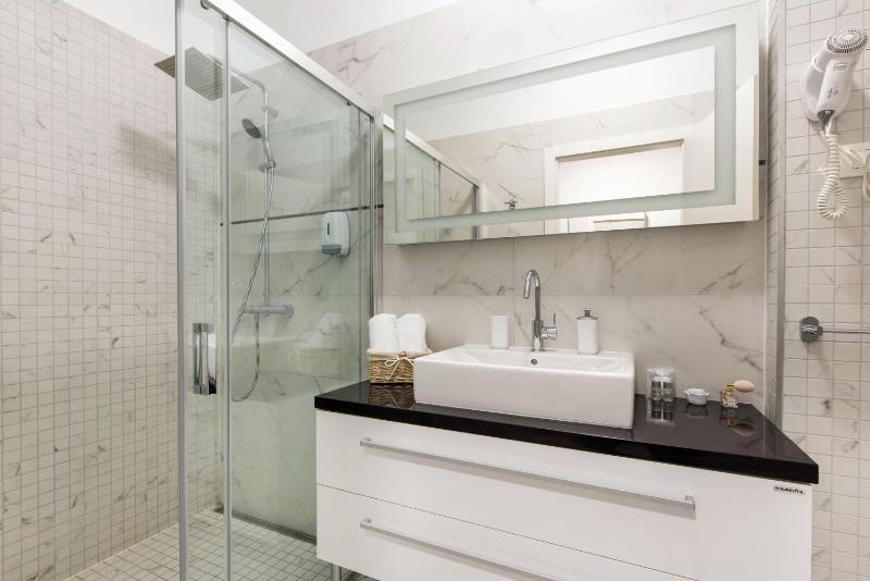 Deluxe Triple Room image 3