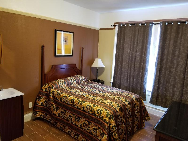 Standard Single Room with Shared Bathroom image 3