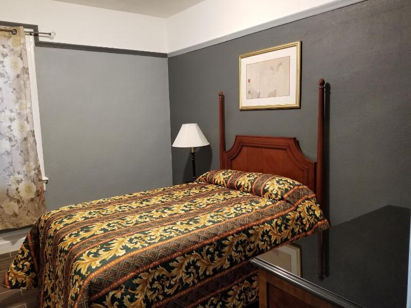 Standard Single Room with Shared Bathroom image 2