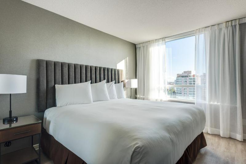 Carmana Hotel & Suites - image 2