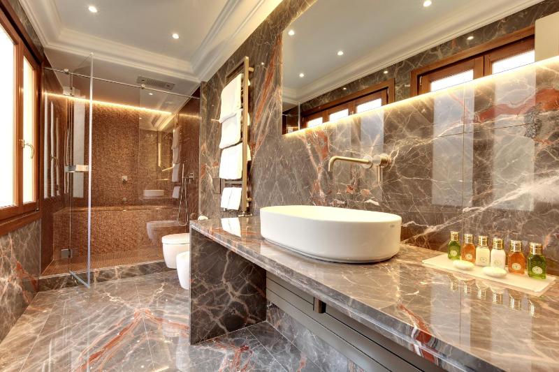 Royal Suite image 2