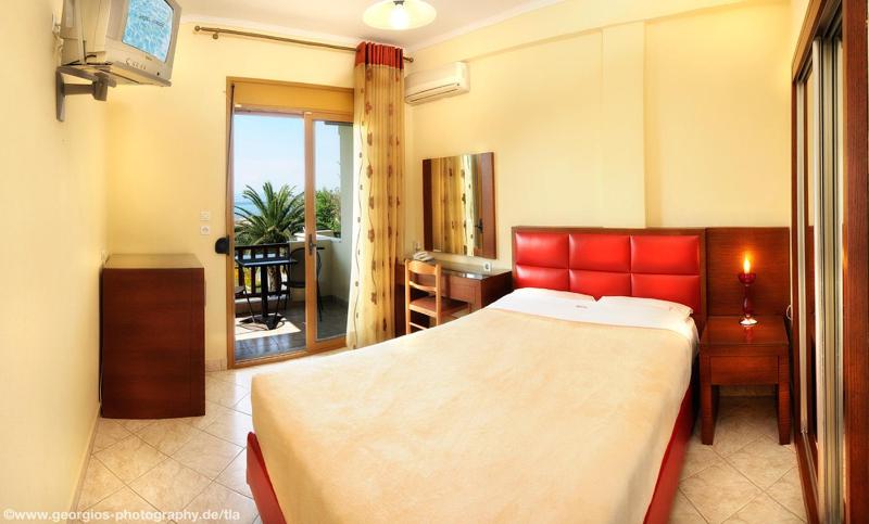 Double Room with Sea View image 4