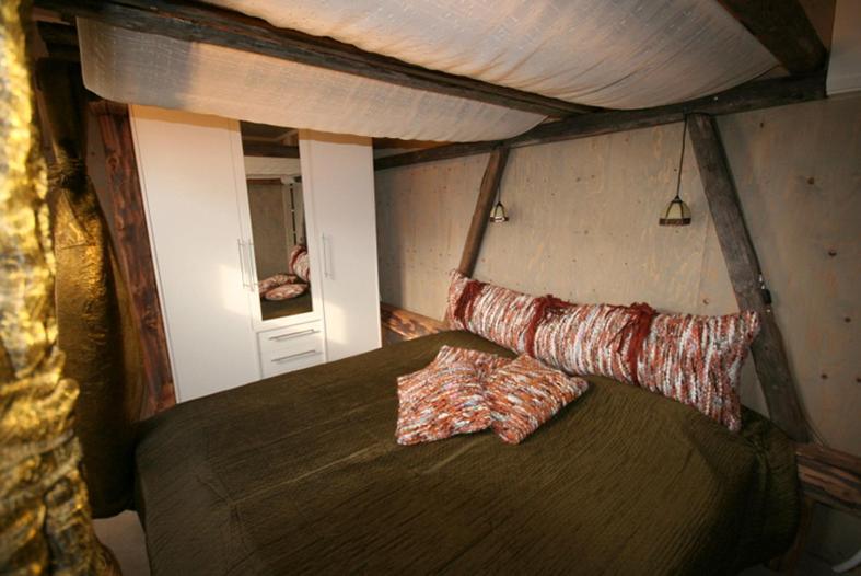 Twin Room with Private Bathroom image 3