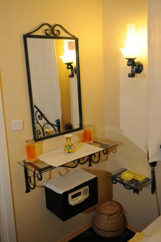 Economy Double Room image 3