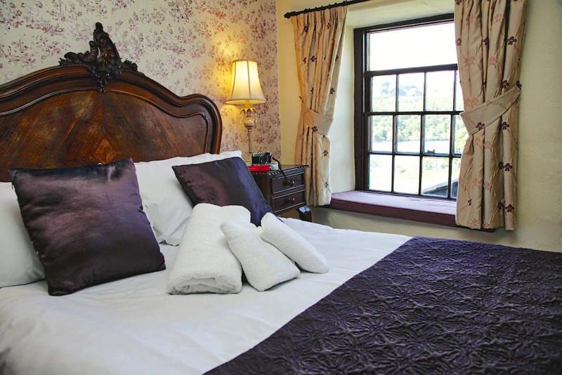 Double Room with Lake View image 3
