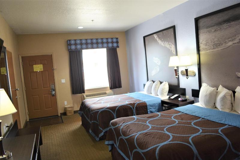Super 8 by Wyndham Galveston - image 4
