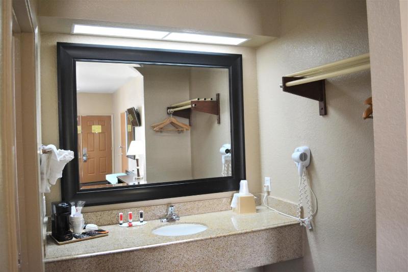 Super 8 by Wyndham Galveston - image 15