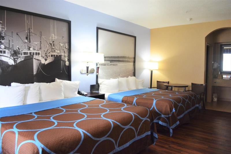 Super 8 by Wyndham Galveston - image 7