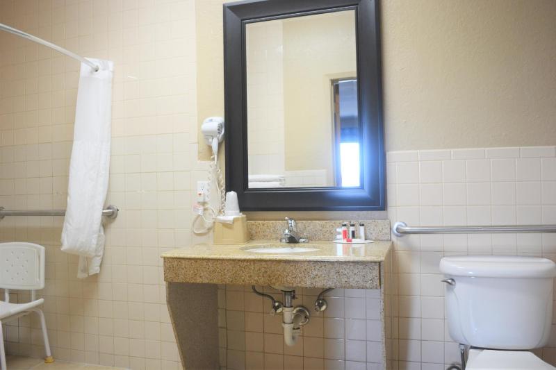 Super 8 by Wyndham Galveston - image 2