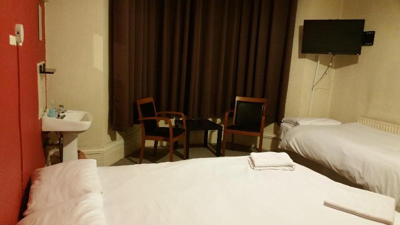 Triple Room with Shared Bathroom image 3