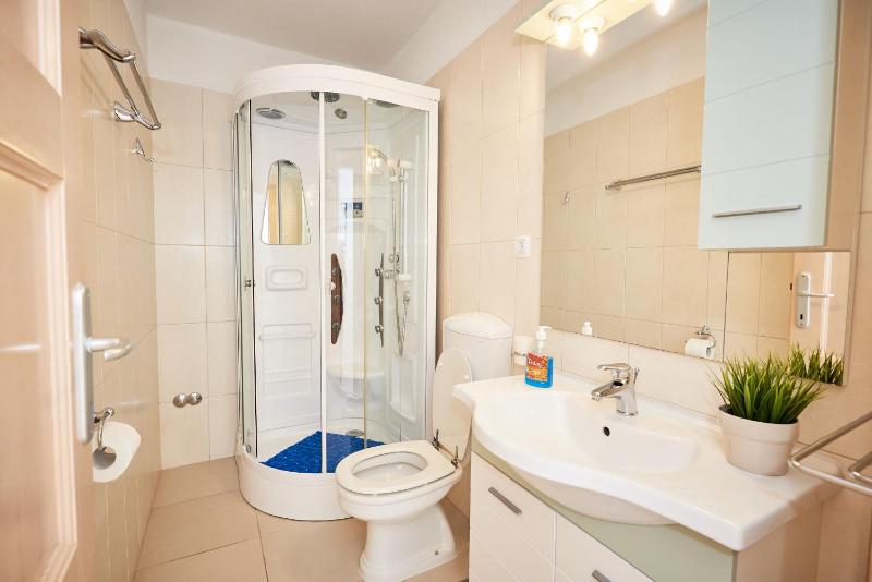 One-Bedroom Apartment with Balcony and Sea View image 4