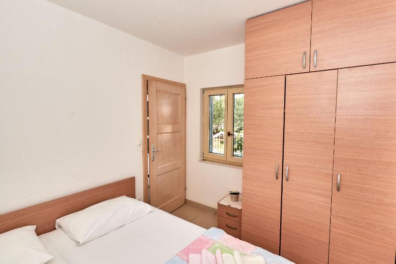One-Bedroom Apartment with Balcony and Sea View image 2
