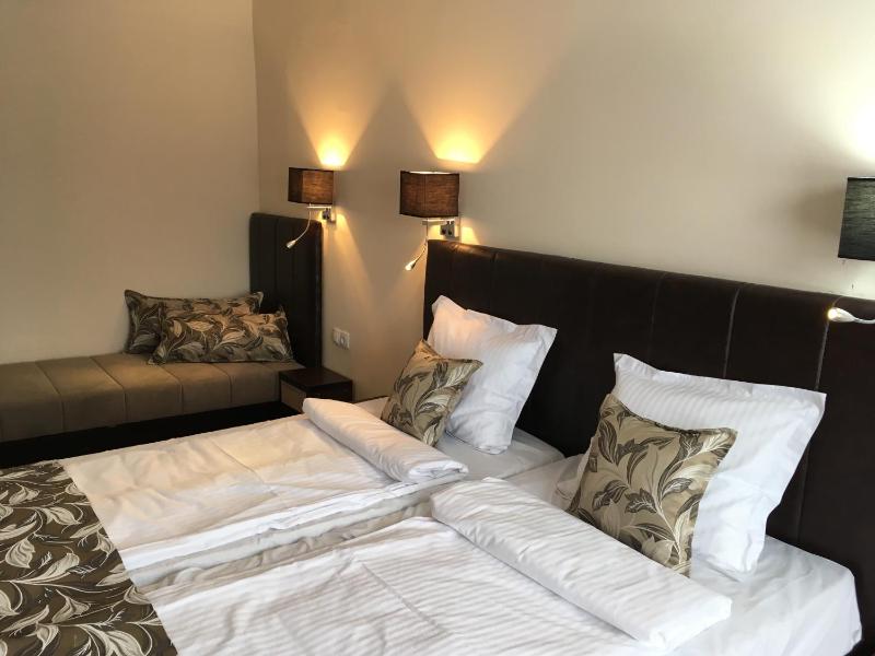 Double or Twin Room image 4