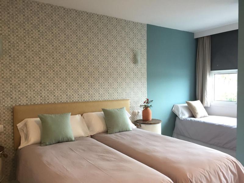 Double Room with Extra Bed image 1