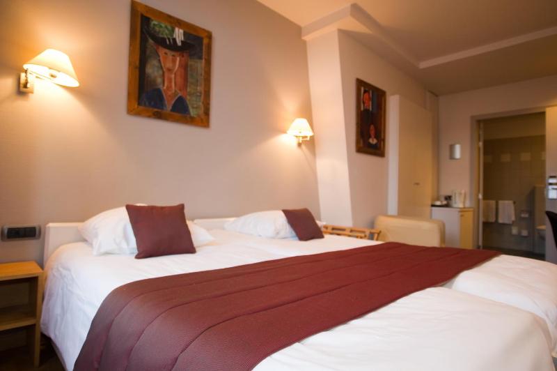 Standard Room with Bath image 4