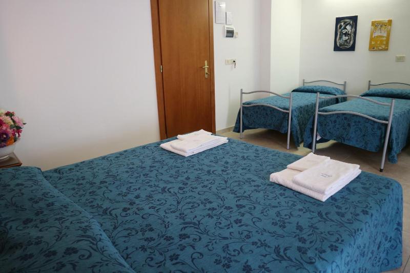 Family Room (2 Adults + 2 Children) image 3