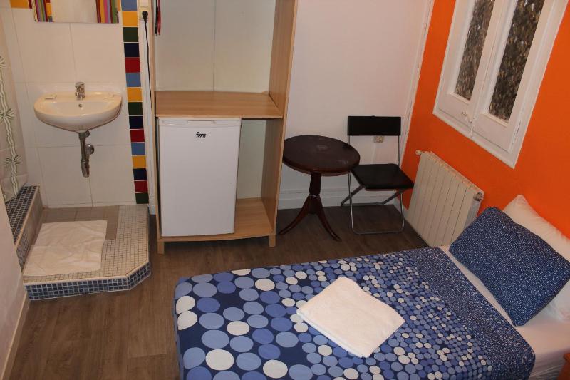 Twin Room with Shower image 3